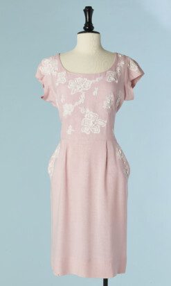 B9601-Robe-1960-en-lin-rose-motifs-de-dentelles-incrustees-perles-t42-44-01-