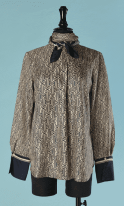 B9789-Chemisier-Clhoe-en-soie-ecrue-et-marine-col-cravate-t42-01