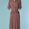 B9614-Tailleur-1940-en-soie-motifs-de-cubes-ecrus-gris-et-rouges-t38-40-01.