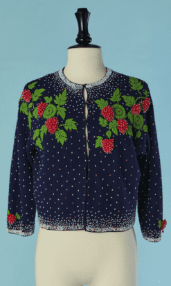 C0042-Gilet-1950-60-en-laine-marine-brode-de-fraises-en-relief-en-perles-t40