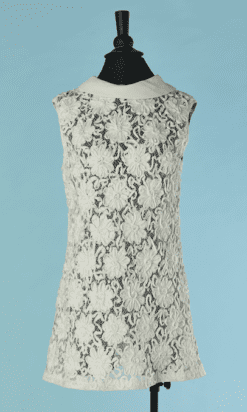 C0049-Robe-1960-en-tulle-blanc-brode-au-lacets-t38-01