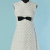 C0841-Robe-1960-en-guipure-en-relief-blanc-noeud-noir-T36-38-01