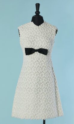 C0841-Robe-1960-en-guipure-en-relief-blanc-noeud-noir-T36-38-01