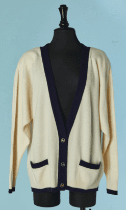 C0931-Gilet-Chanel-en-cachemire-ecru-lisere-marine-t46-48-01
