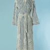C2130-Peignoir-1930-en-coton-a-carreaux-blancs-et-bleu-et-eponge-blanche-t38-01
