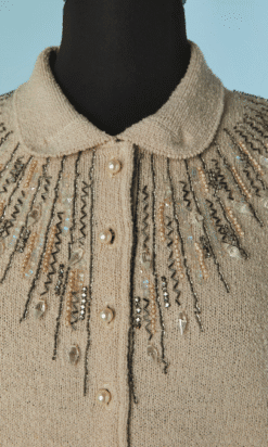 Alternative view of Tailleur 1950 en tricot beige brodé de perles