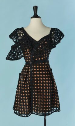 C2390-Robe-Self-portrait-en-guipure-noire-et-doublure-nude-t34