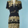 C2585-Robe-1940-en-rayonne-noire-imprime-ecru-et-jaune-bas-de-robe-plisse-t40-01