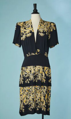 C2585-Robe-1940-en-rayonne-noire-imprime-ecru-et-jaune-bas-de-robe-plisse-t40-01