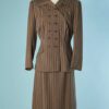 C2592-Tailleur-1940-en-lainage-marron-rayures-ecrues-double-boutonnage-t40-01