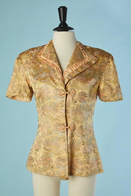 C2607-Veste-indochinoise-en-satin-jaune-jacquard-de-motifs-asiatiques-t40-01