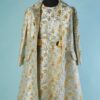 C2609-Tailleur-robe-et-manteau-1960-en-soie-ecrue-broche-argent-et-or-t38-07