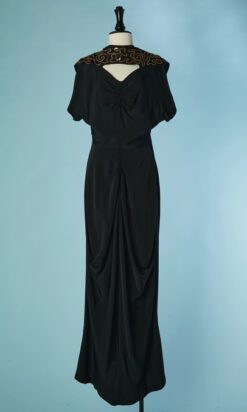 C2619-Robe-longue-1940-en-crepe-noir-col-brode-de-paillettes-dorees-t38-01