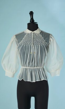C2626-Chemisier-1950-en-voile-de-nylon-blanc-a-smokes-col-claudine-t38-01