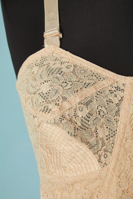 Soutien gorge bustier 1940-50 en satin et dentelle rose – Image 2