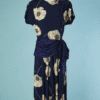 C2461-Robe-1940-en-rayonne-marine-imprimes-pavots-gris-clair-blancs-t42-01