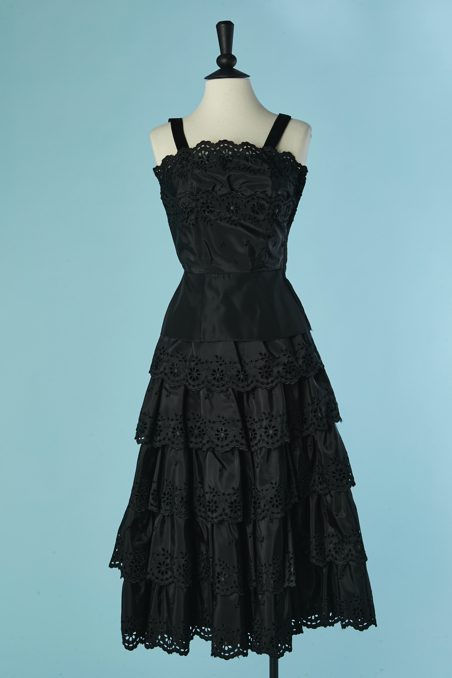 C3094-Ensemble-1950-top-et-jupe-en-faille-noir-broderie-anglaise-T34