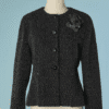 C3620-Veste-Chanel-en-tweed-gris-avec-camelias-au-col-t40