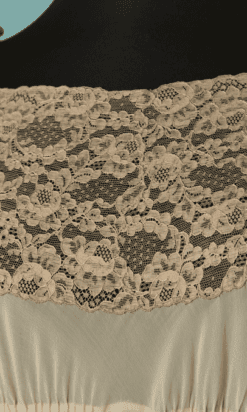 Alternative view of Longue chemise de nuit 1930 en soie ivoire et dentelle