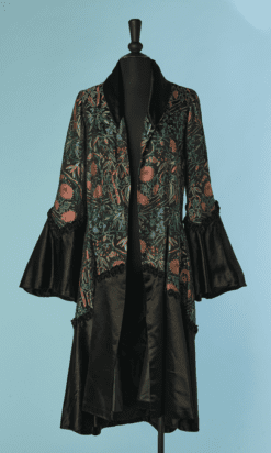 Manteau du soir 1925-30 en satin noir jacquard de fleurs