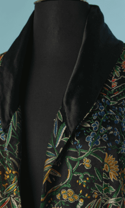 Alternative view of Manteau du soir 1925-30 en satin noir jacquard de fleurs