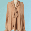 C5299-Chemisier-Alexandre-Vauthier-en-mousseline-beige-rose-col-cravate-manches-longues-T-oversize