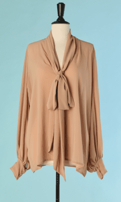 C5299-Chemisier-Alexandre-Vauthier-en-mousseline-beige-rose-col-cravate-manches-longues-T-oversize