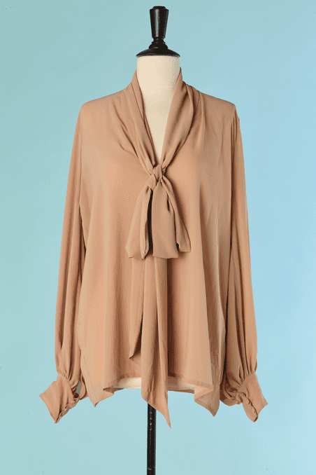 C5299-Chemisier-Alexandre-Vauthier-en-mousseline-beige-rose-col-cravate-manches-longues-T-oversize