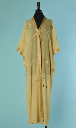 C8130-Kimono-1920-en-crepon-de-coton-jaune-brode-de-papillons