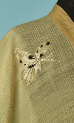 Alternative view of Kimono 1920 en crépon de coton jaune brodé de papillons