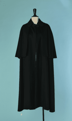C8131-Cape-1970-ene-laine-noire-avec-large-capelet-T38