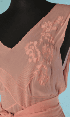 Alternative view of Longue chemise de nuit 1930 en soie rose incrustée de motifs