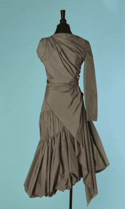 C8138-Tailleur-Aimee-Joyce-en-taffetas-de-soie-gris-marron-jupe-bouffantes-dos-nu-T36-38