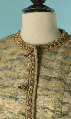 Alternative view of Tailleur 1970 en tweed écru et vert et passementerie et boutons