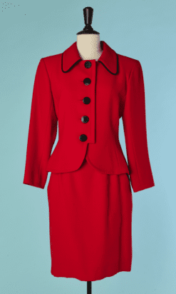 C8141-Tailleur-Saint-Laurent-en-lainage-rouge-lisere-et-boutons-noirs-T38