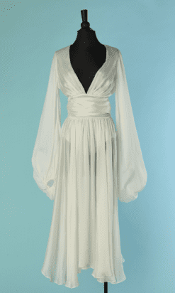C8147-Robe-Alexandre-Vauthier-en-voiel-de-soie-blanche-bas-de-manches-resserrees-T34