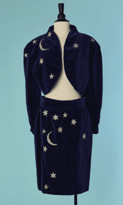 C8104-Taillleur-Yves-Saint-laurent-variation-en-velours-bleu-avec-lune-et-etoiles-argentes-T42