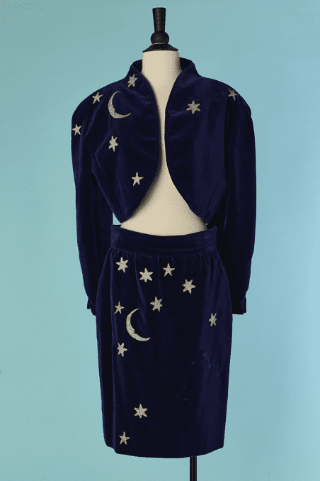 C8104-Taillleur-Yves-Saint-laurent-variation-en-velours-bleu-avec-lune-et-etoiles-argentes-T42