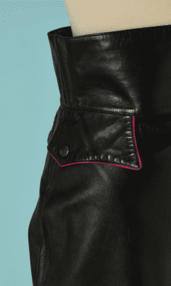 Alternative view of Jupe crayon Montana 1990 en cuir noir et liseré rose