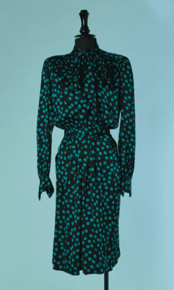 C8111-Robe-1980-Yves-Saint-Laurent-en-soie-noire-damassee-pois-turquoise-T44