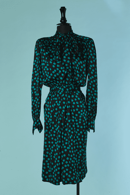 C8111-Robe-1980-Yves-Saint-Laurent-en-soie-noire-damassee-pois-turquoise-T44