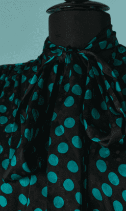 Alternative view of Robe Saint Laurent en soie noire imprimée de pois turquoises