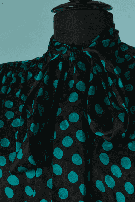 Robe Saint Laurent en soie noire imprimée de pois turquoises – Image 2