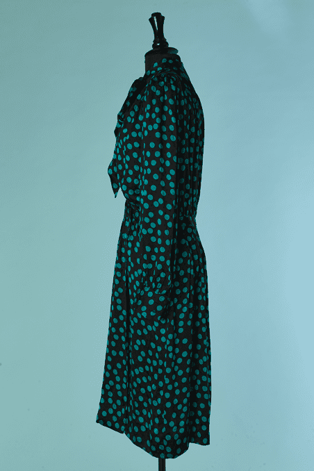 Robe Saint Laurent en soie noire imprimée de pois turquoises – Image 4