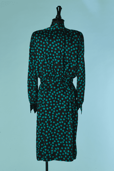 Robe Saint Laurent en soie noire imprimée de pois turquoises – Image 5