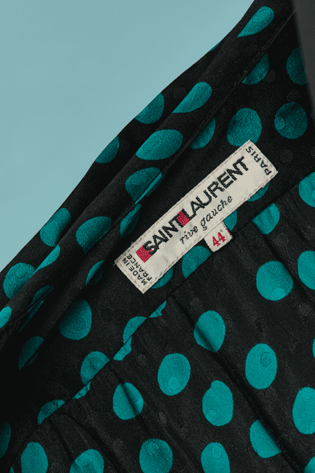 Robe Saint Laurent en soie noire imprimée de pois turquoises – Image 6