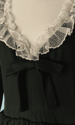 Alternative view of Robe Yves Saint Laurent couture 1960 baby doll soie noire et dentelle blanche